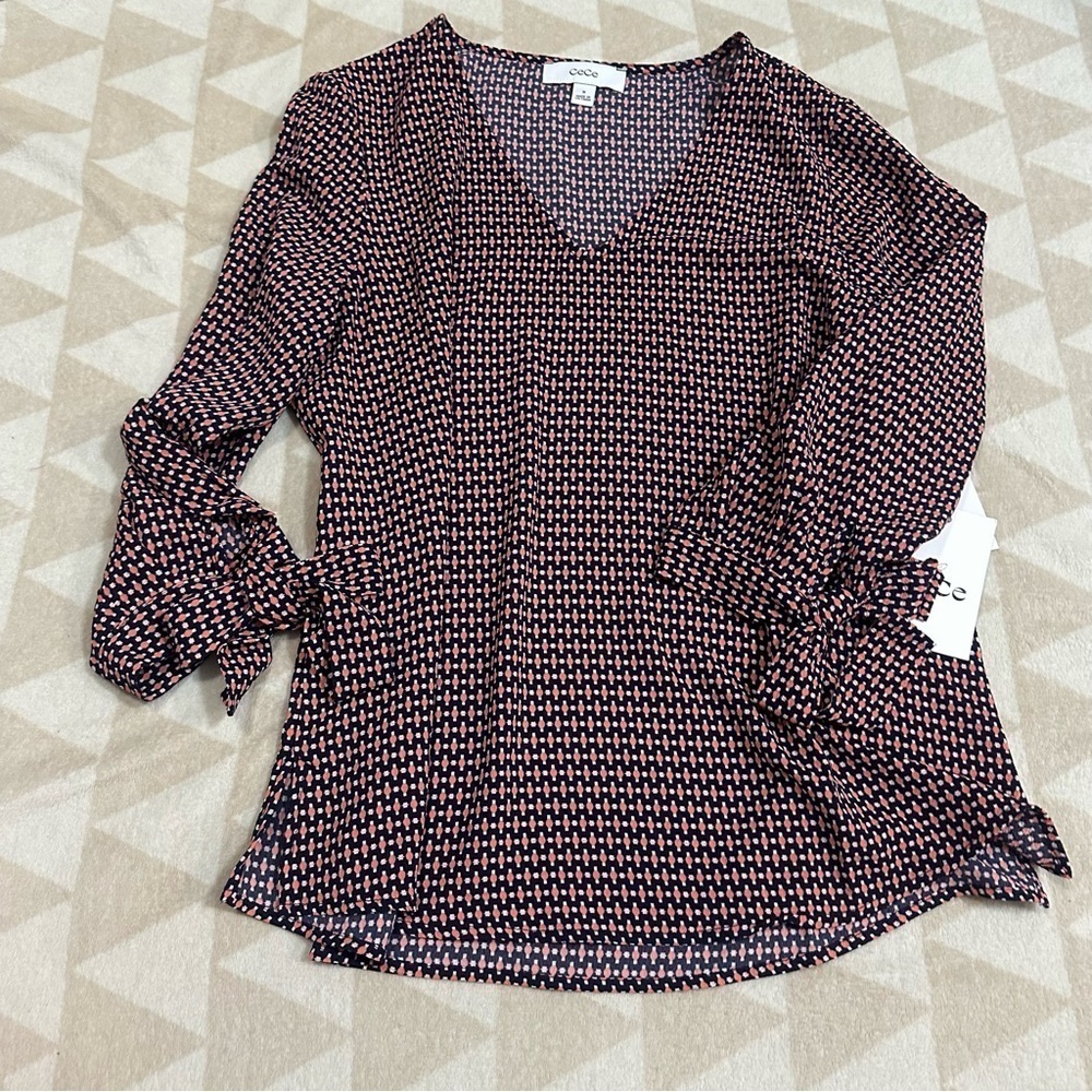 Cece tie sleeve geometric vneck blouse